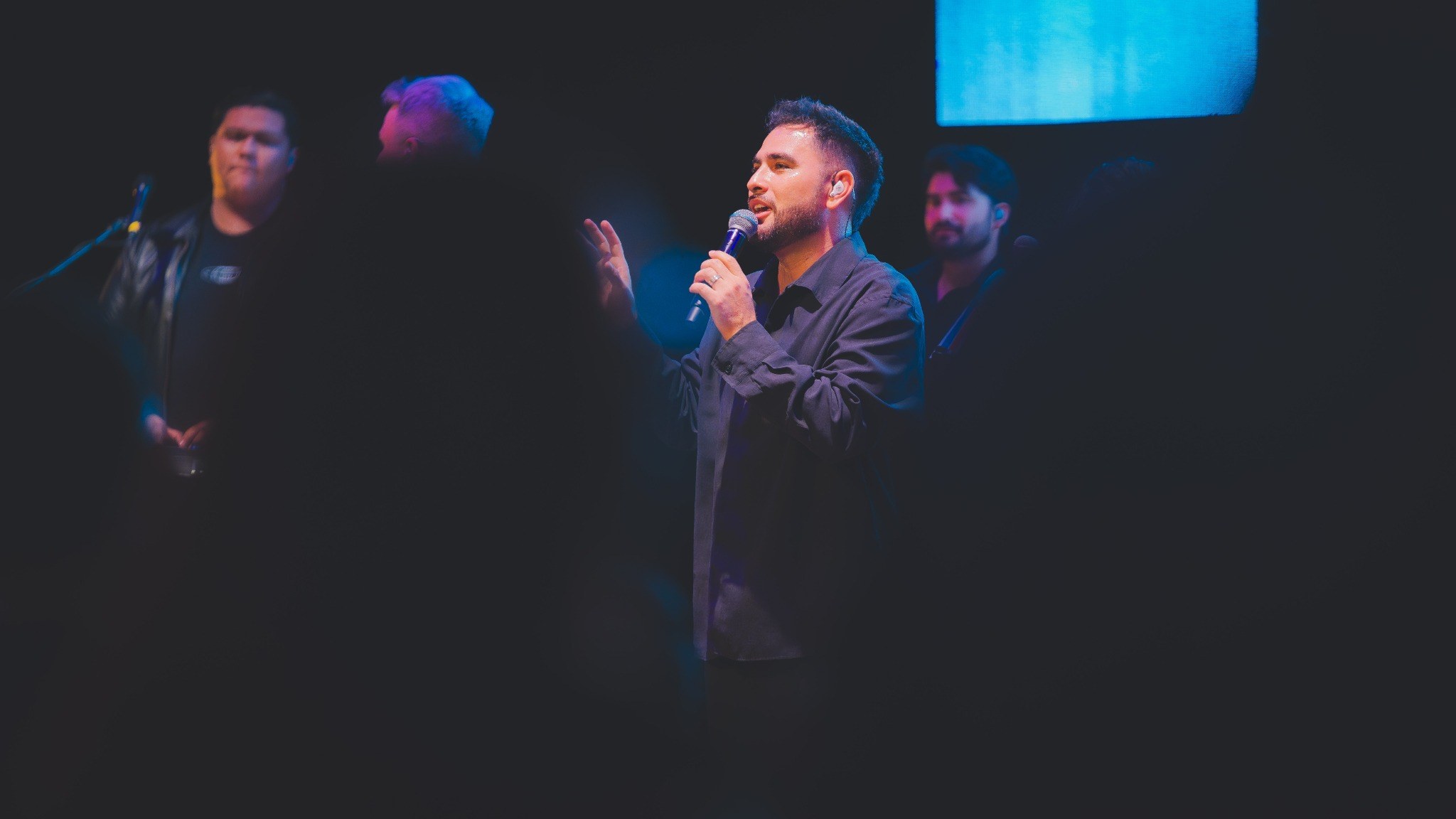Joseph Espinoza cantando en el escenario