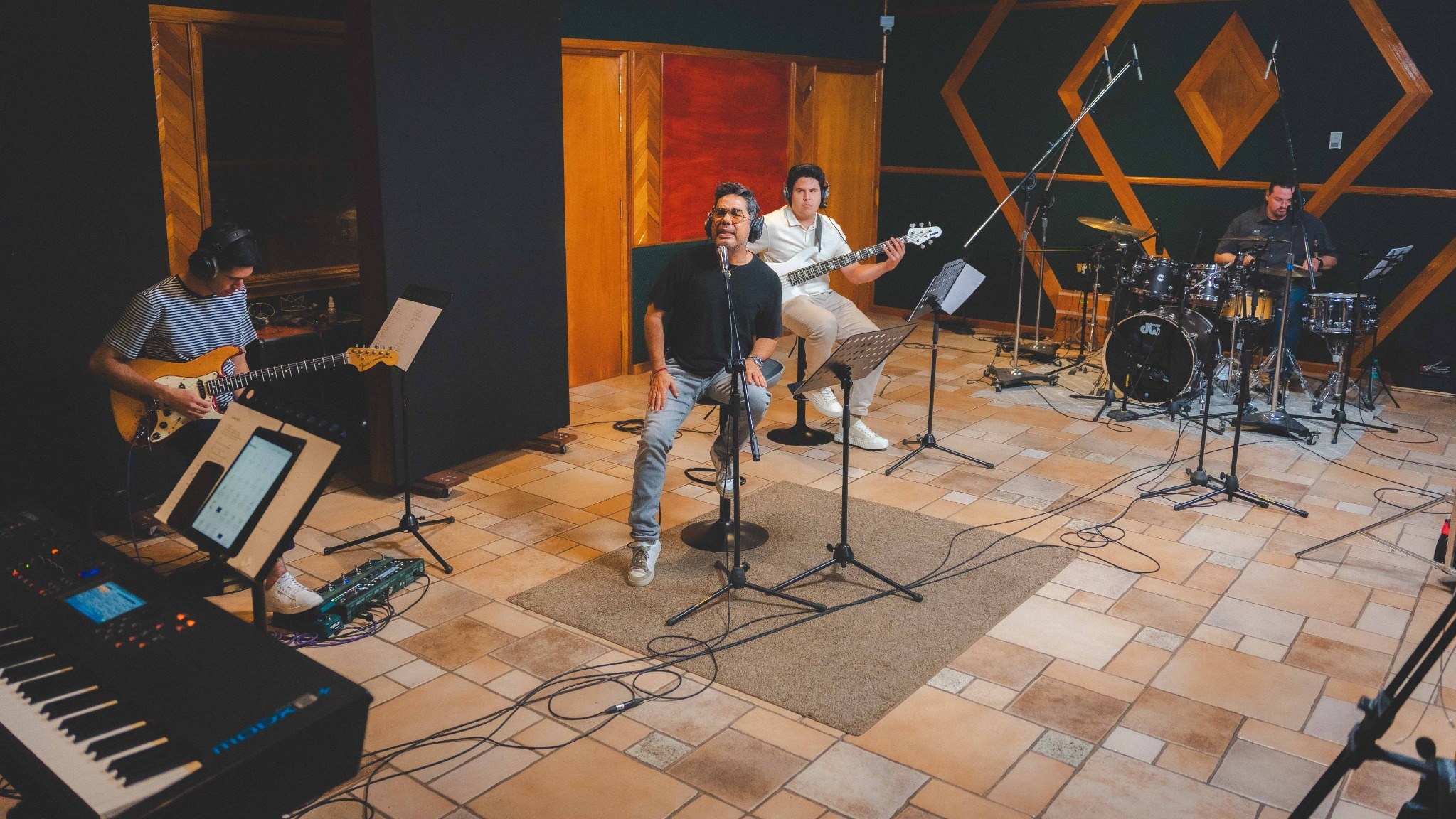 Músicos con instrumentos en un estudio de grabación